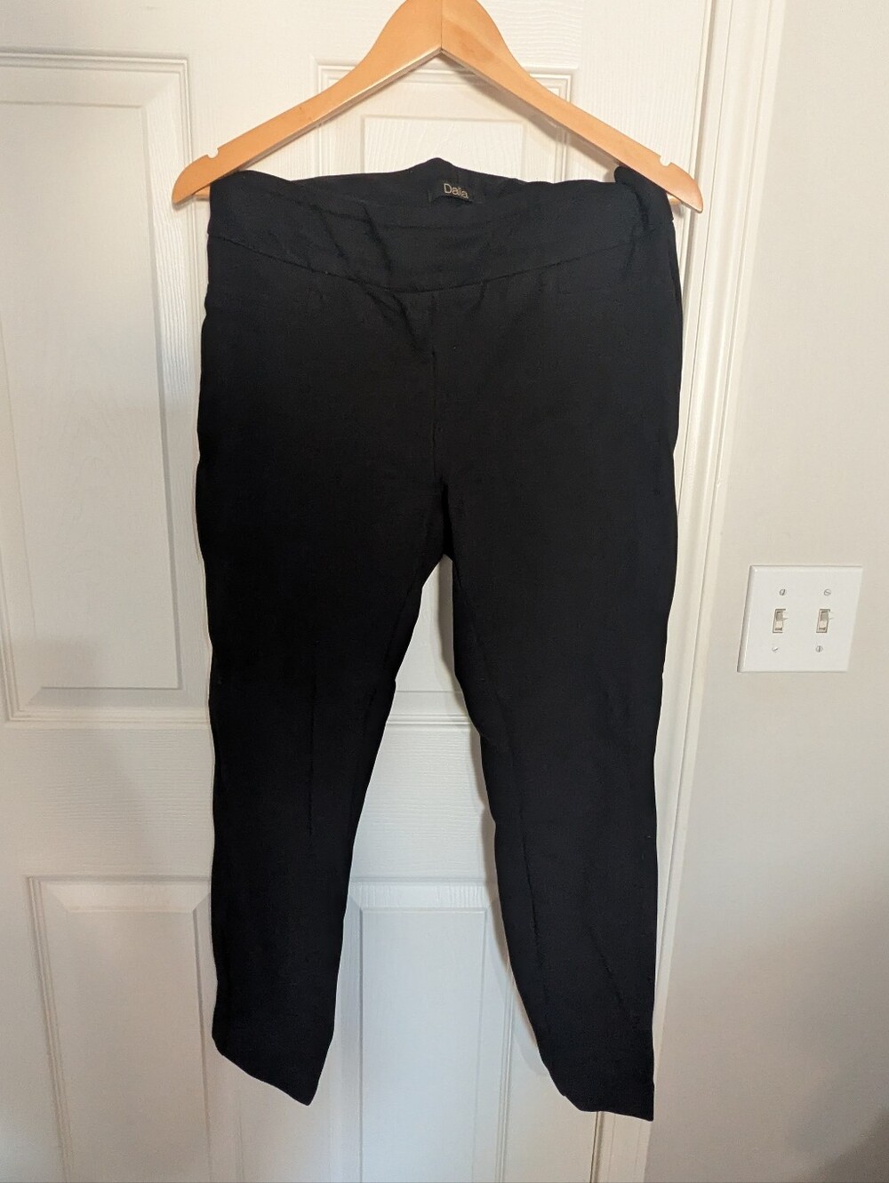 Dalia Pull-On Ankle Pants — Black